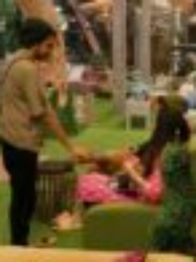 Munnawar and Manara fight. Hypocrite???
मुन्नवर और मनारा की लड़ाई और हिपोक्रेसी